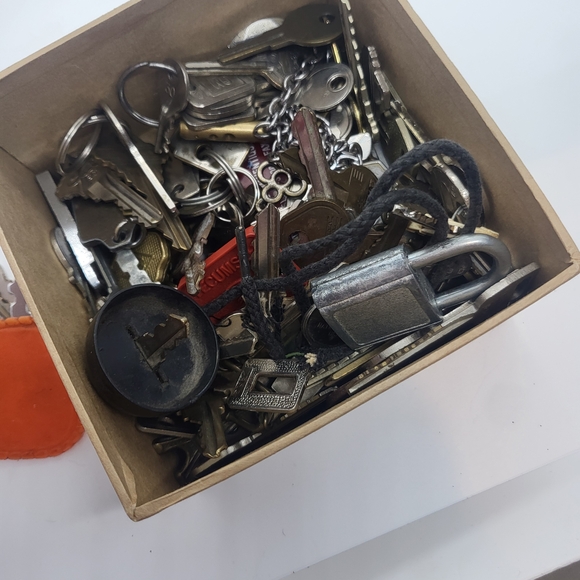 Assorted Keys and Padlock Set - Picture 2 of 3